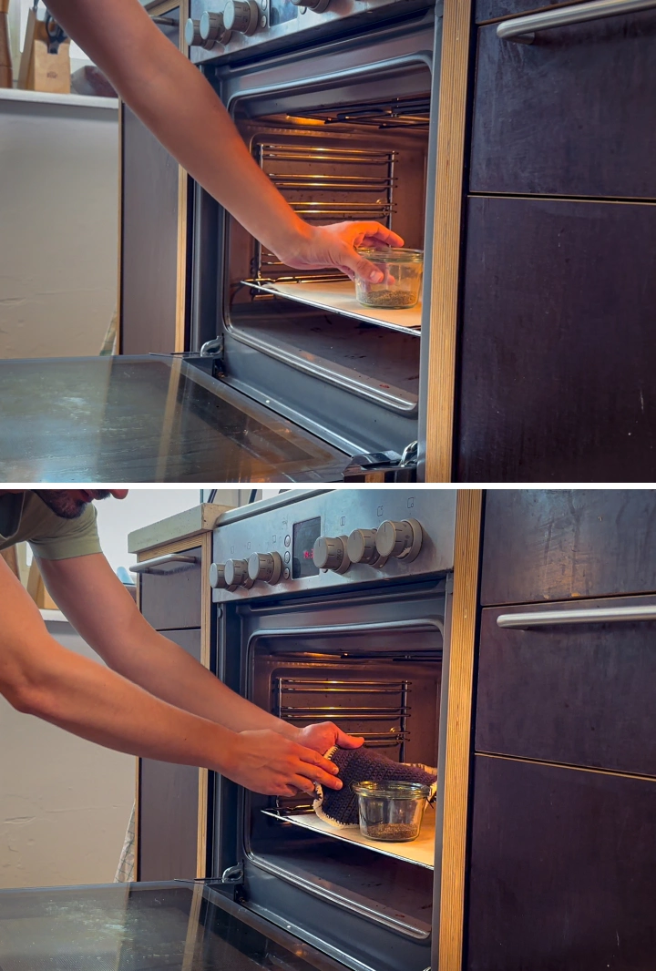Descarboxilació del cànnabis al forn per a comestibles Procés de descarboxilació del cànnabis que mostra un pot de vidre amb cànnabis col·locat en un forn, amb unes mans manipulant amb cura el pot i la tapa abans d’escalfar-lo